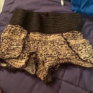 Printed, belted shorts